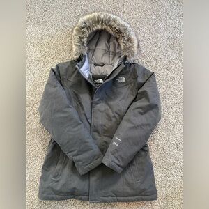THE NORTH FACE GREENLAND DOWN PARKA GRAPHITE GREY (YOUTH XL/FITS WOMENS XS)